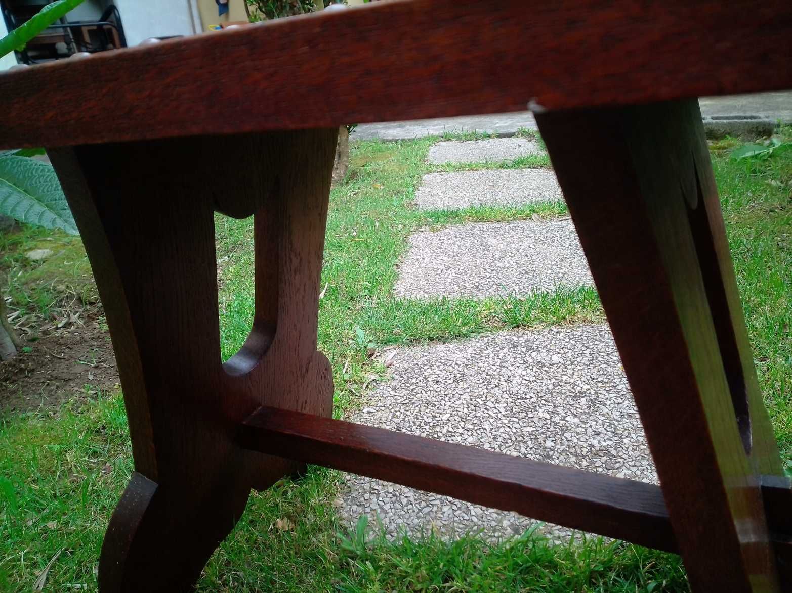 Mesa de apoio, estilo, em carvalho, com relêvos