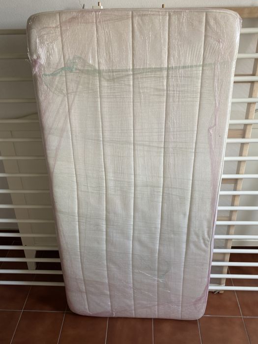 Berço Hensvik com colchão