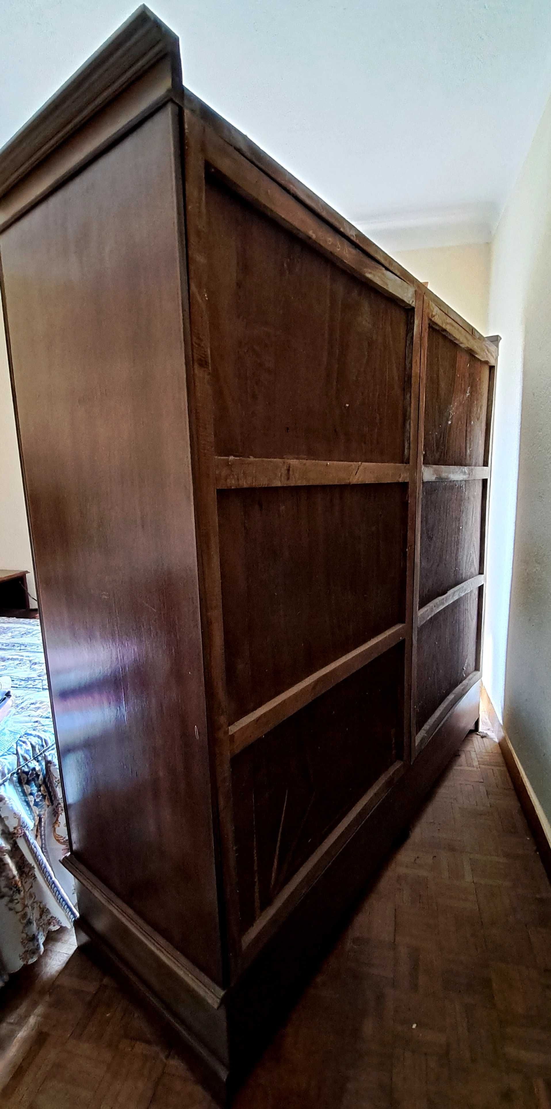 Roupeiro de 3 portas com gavetas e espelho