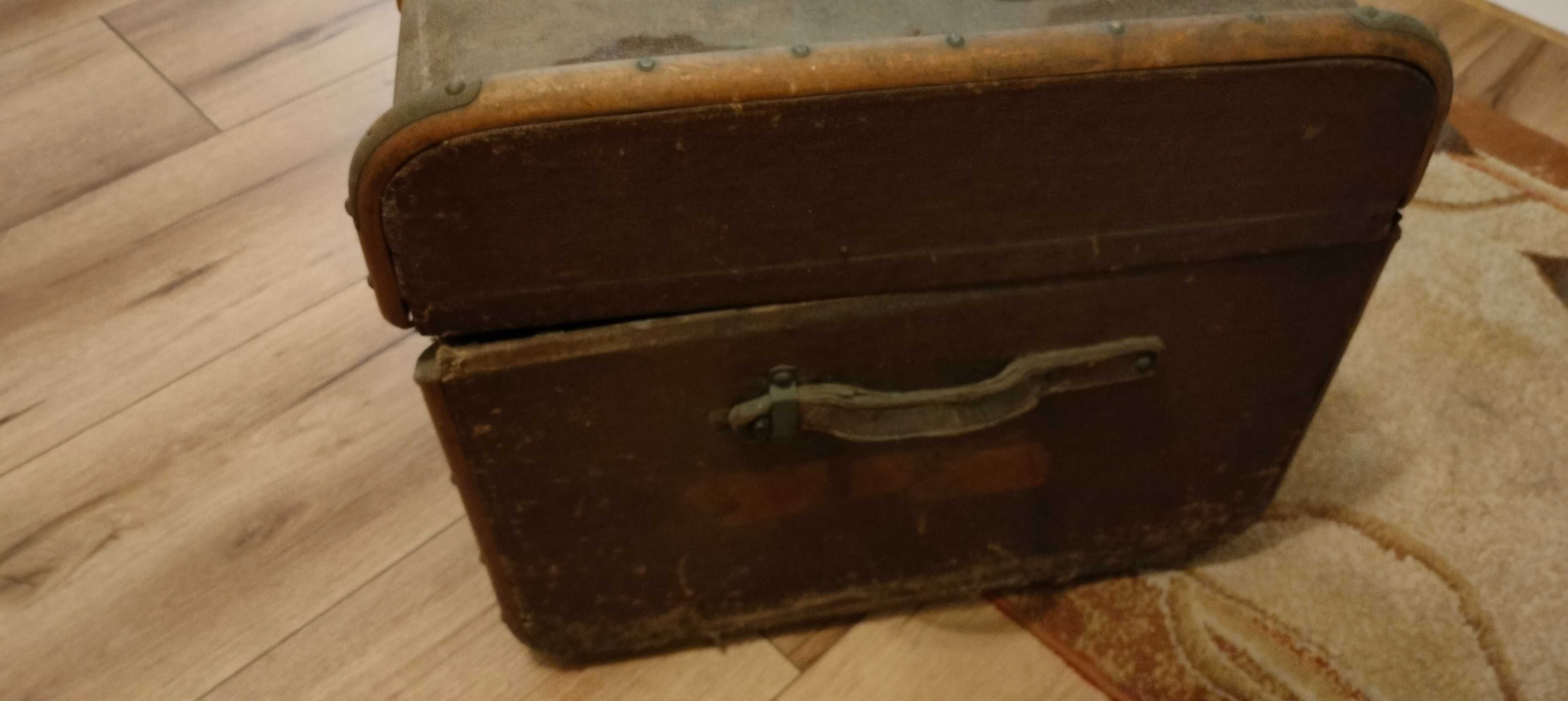 Stary kufer z PRL-u