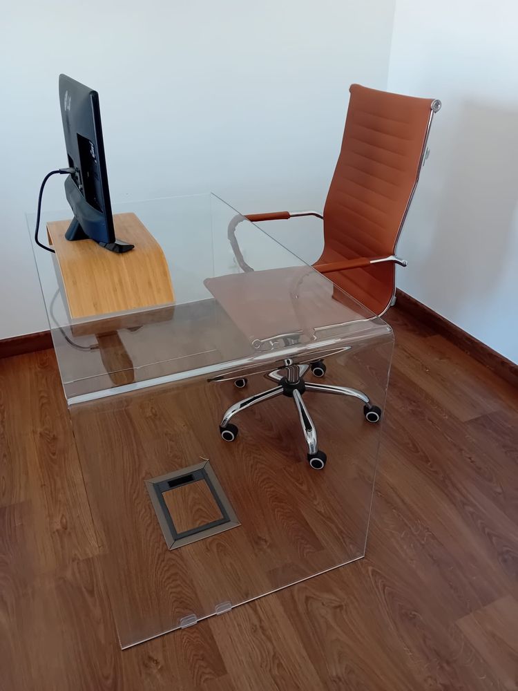 secretaria em vidro com cadeira