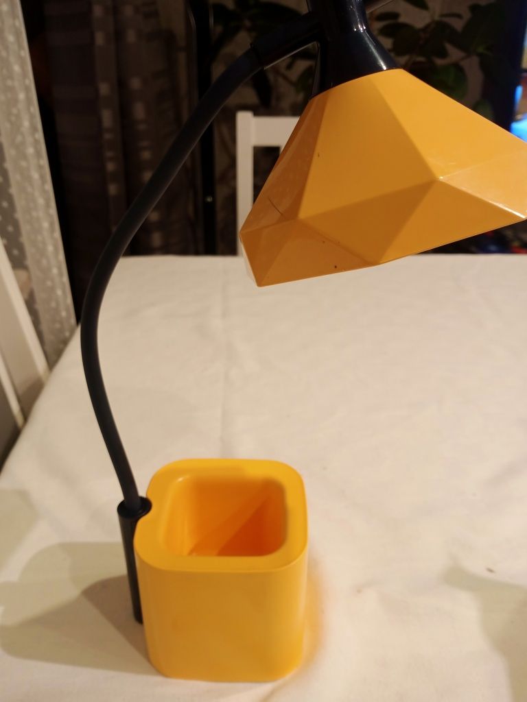 Lampka biurkowa LED z pojemnikiem na długopisy