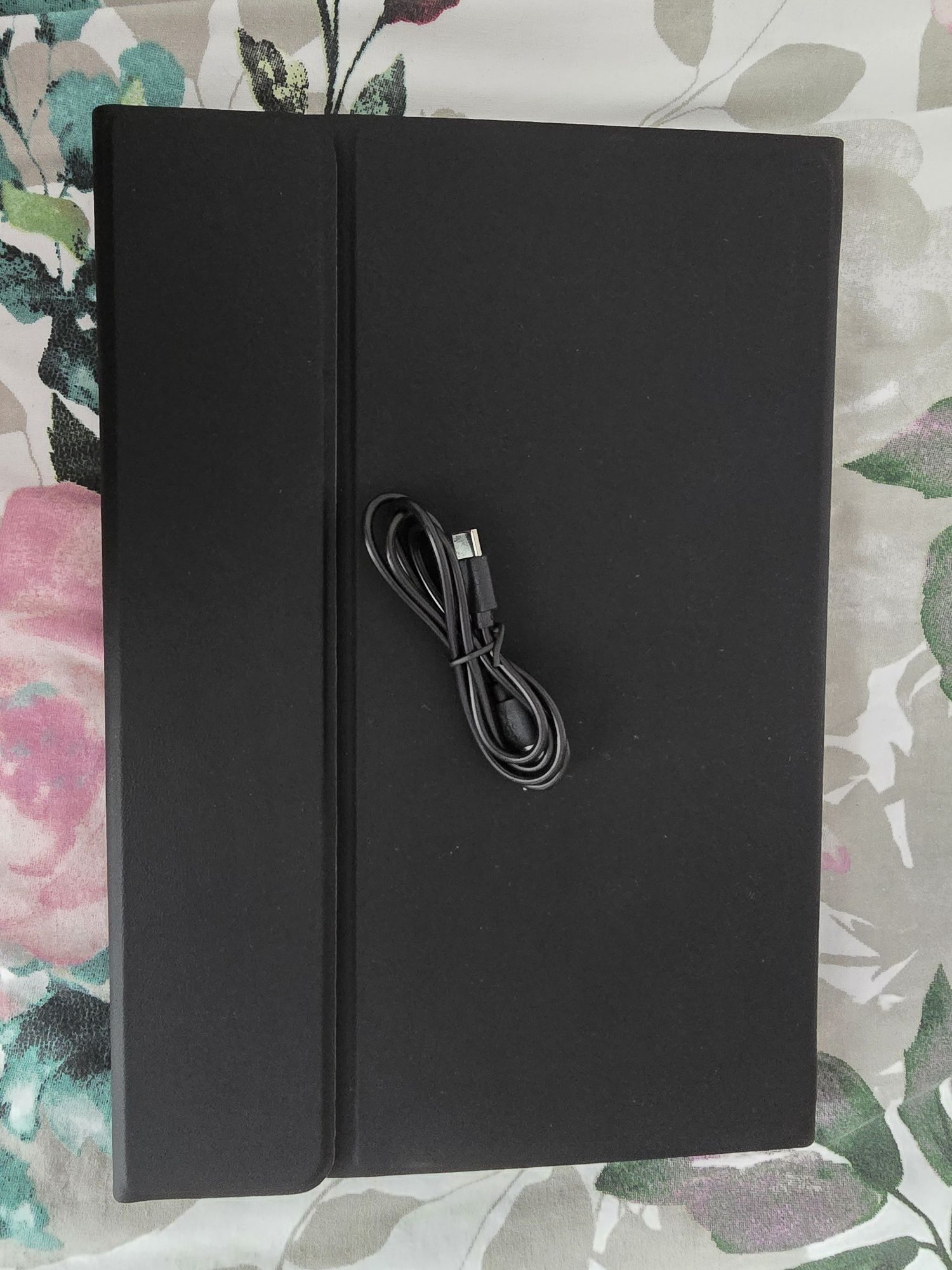 Nowe etui z klawiatura do tabletu