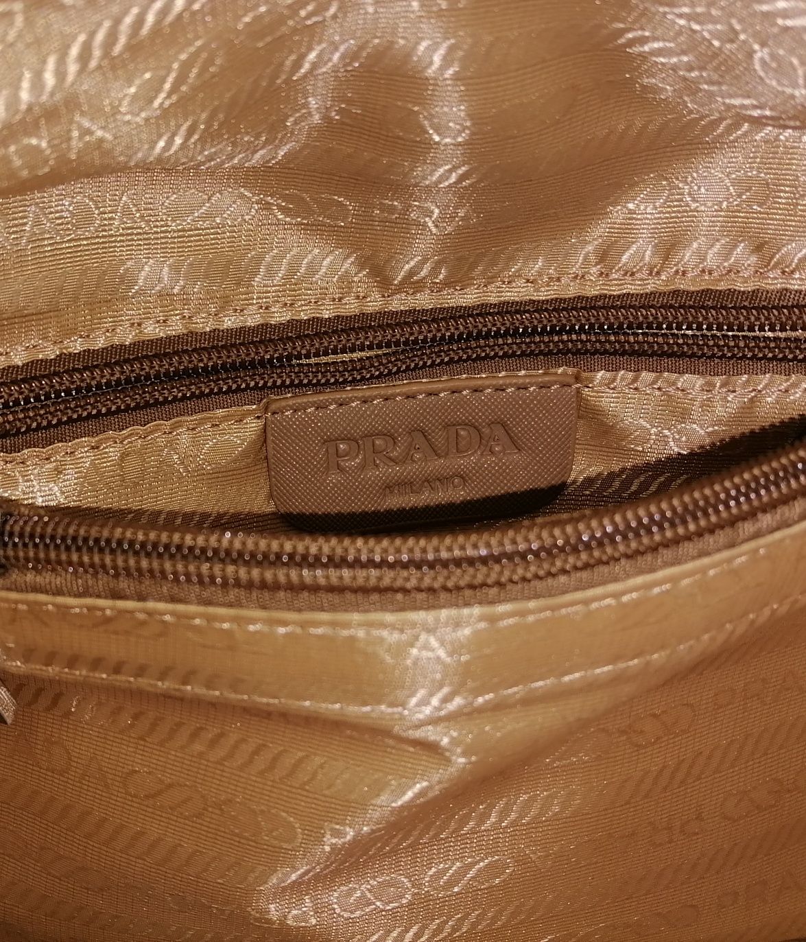 Продам сумку PRADA цвет бежевый.