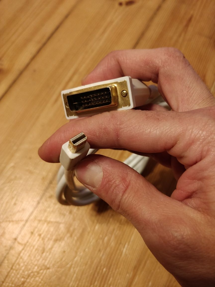 Przewody VGA, HDMI, display port, przejściówka DVI