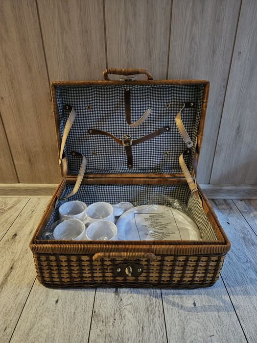 Wiklinowy kosz piknikowy vintage walizka wiklinowa old school