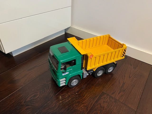 Samochód osobowy z firmy Bruder - wywrotka, produkt nowy