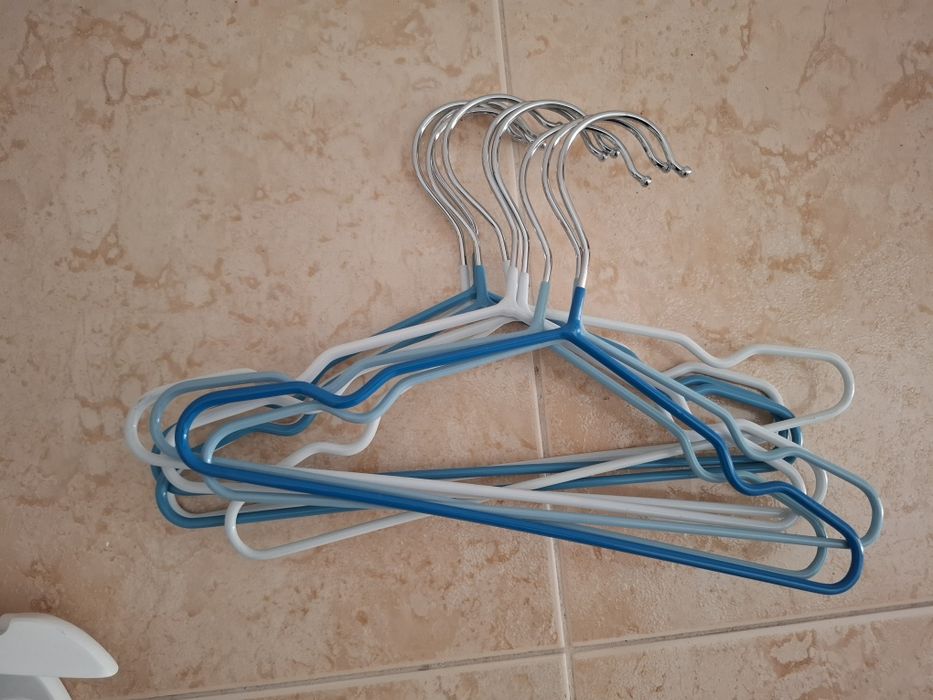 Vários cabides para roupa  criança