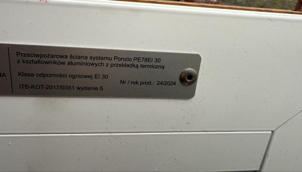 Nowe, aluminiowe okno przeciwpożarowe (złocisty dąb, białe)