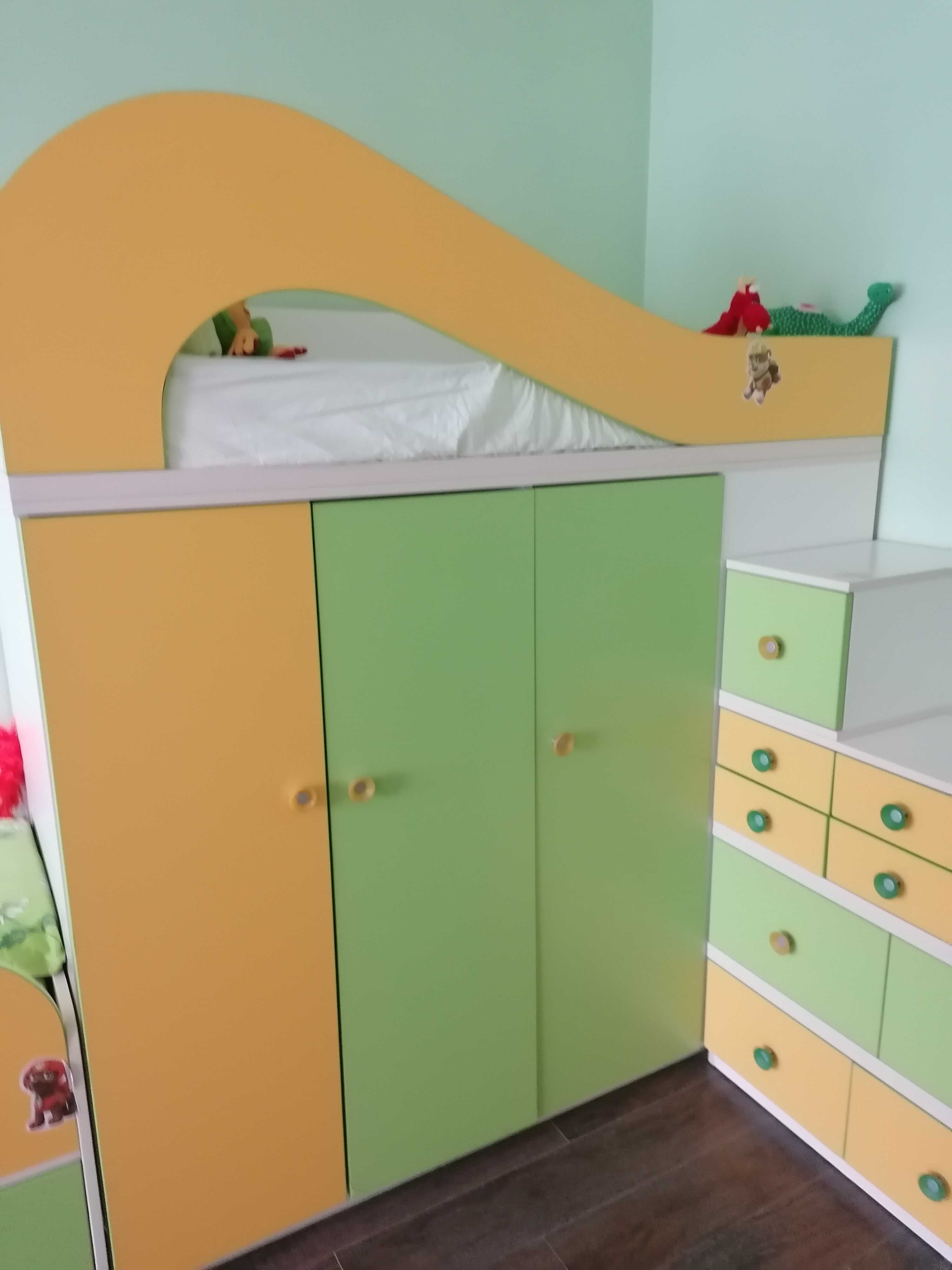 Комплект дитячих  меблів  із двох ліжок та шафи