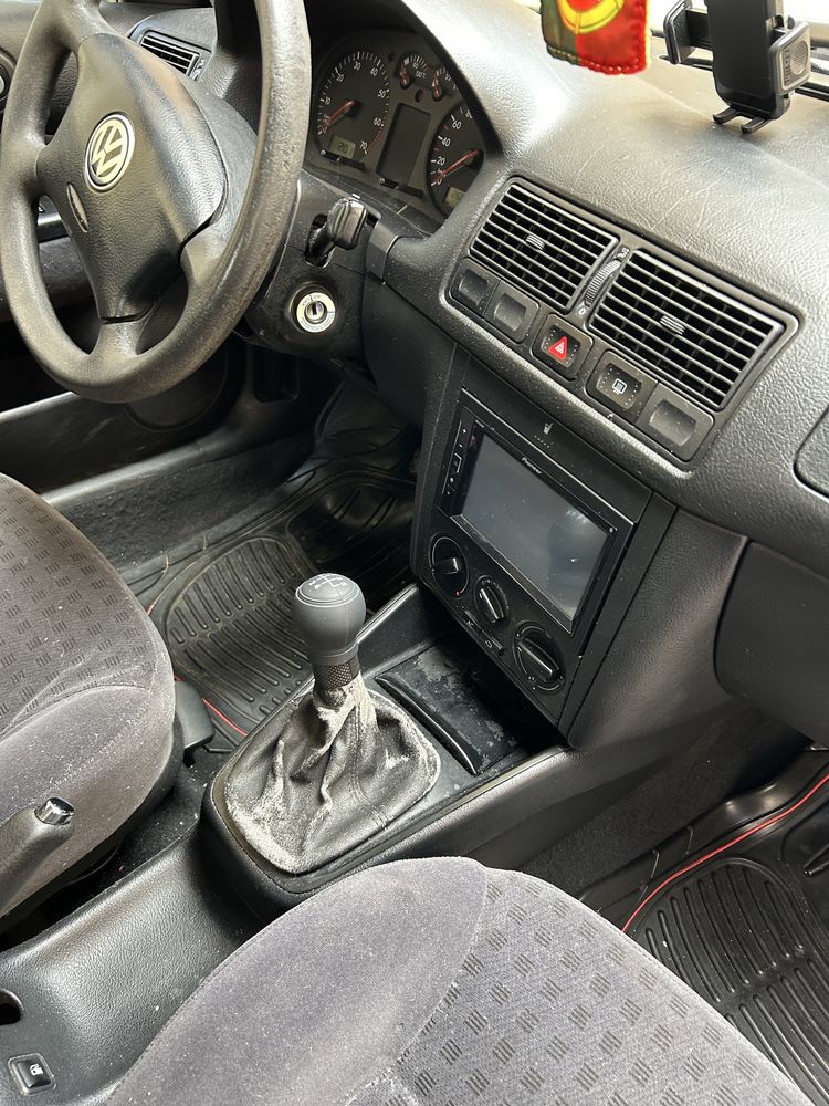 Volkswagen golfmk4 bom estado com pneus e tela novos