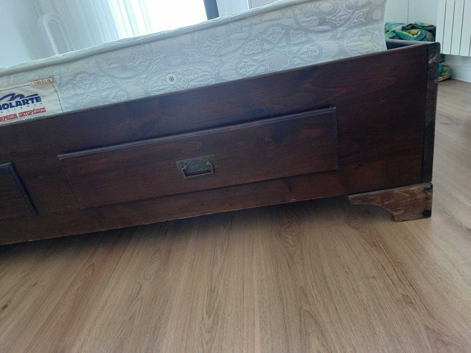 Cama sommier em madeira de castanho maciça