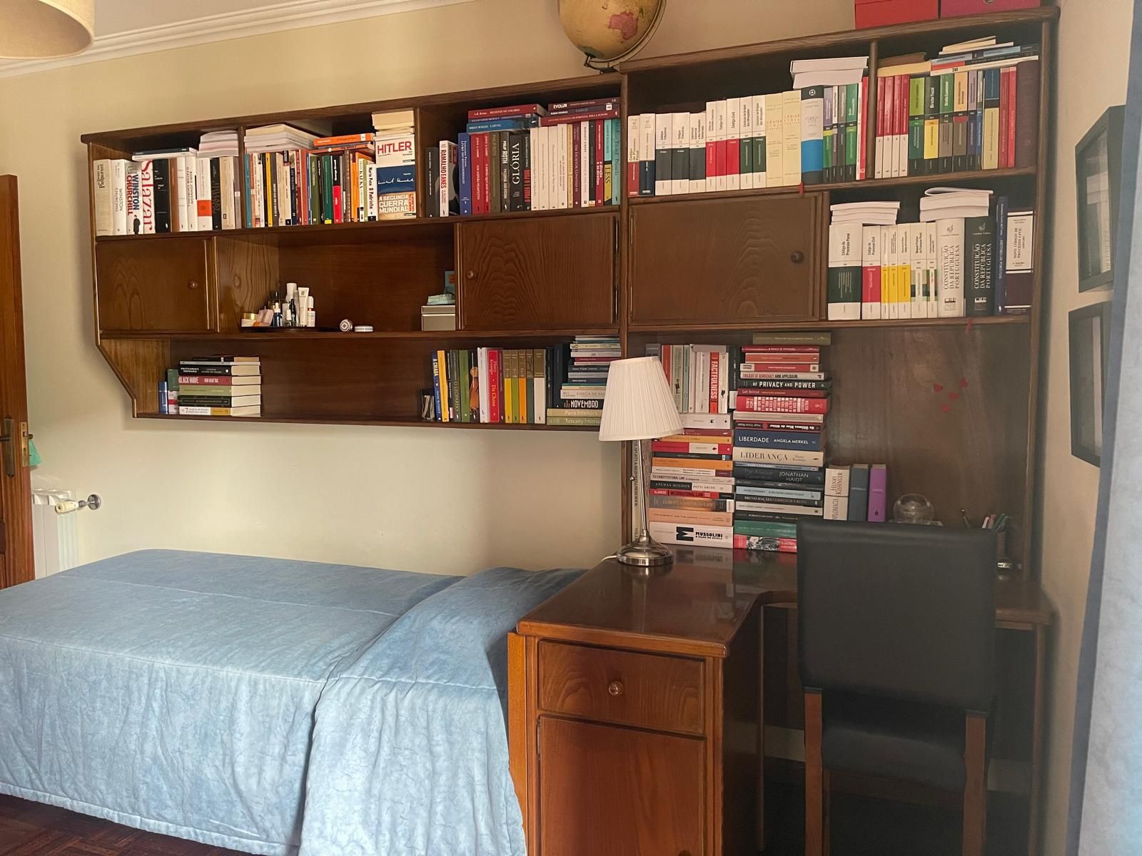 Móvel de quarto com secretária