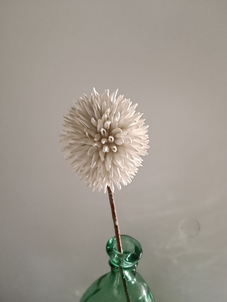 Jarra verde com flor branca