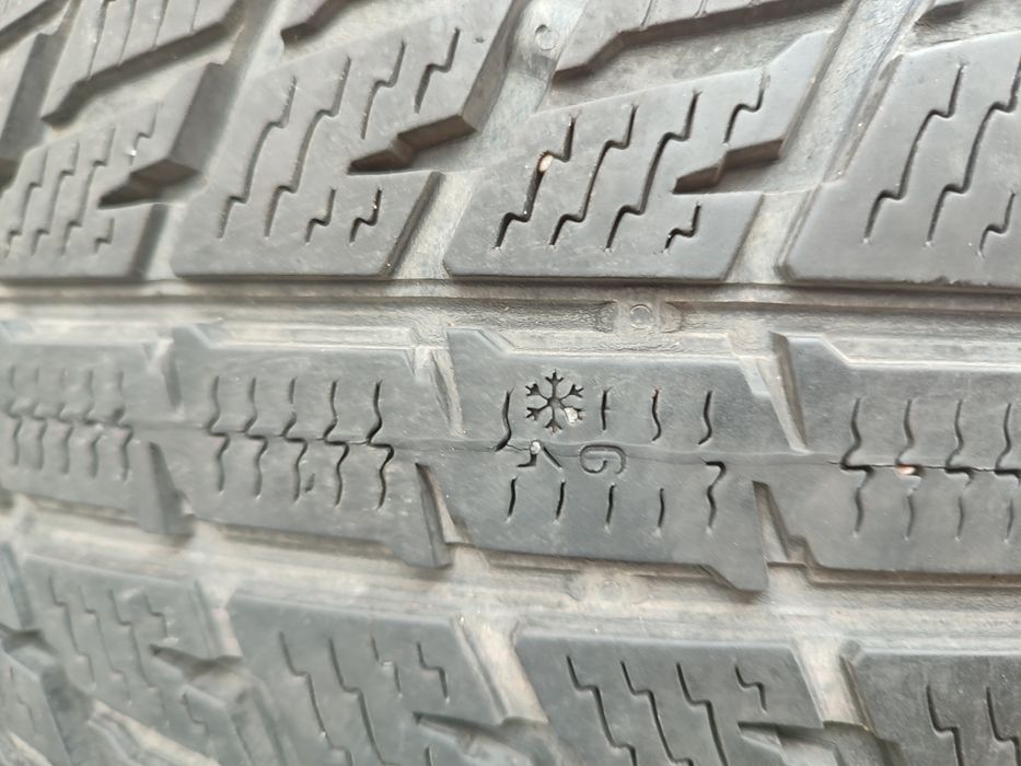 Шини Нокіан 235/55/17; гарний всесезонний комплект + пара шин, із ЄС !