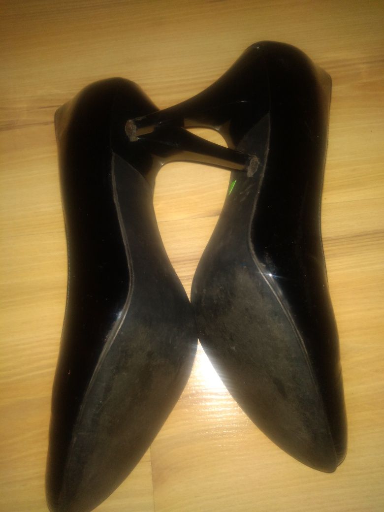 Buty lakierowane na obcasie