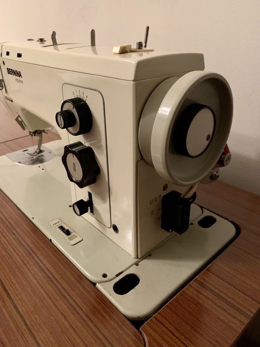 Máquina de costura, marca bernina 840, com motor e móvel