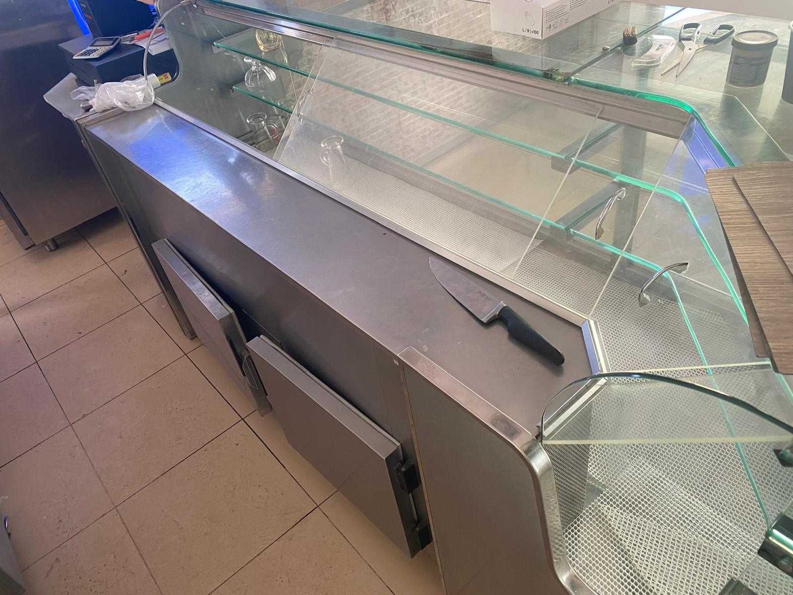 Vitrine em duas peças – em ótimo estado