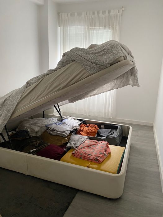 Cama de casal com arrumação