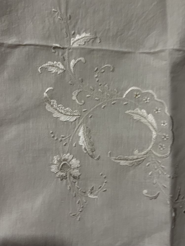 Lençol de tecido alinhado com 2 almofadas, bordados a linha de seda