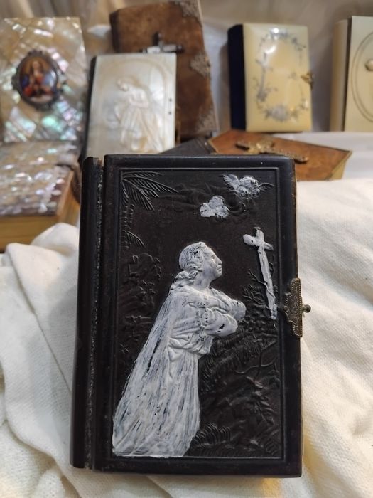 Livro antigo, missal com santa  prateada  na capa