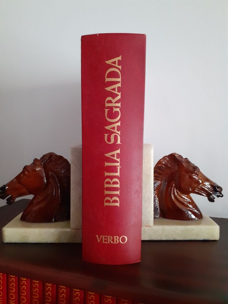 Serra livros em mármore cabeças de cavalo