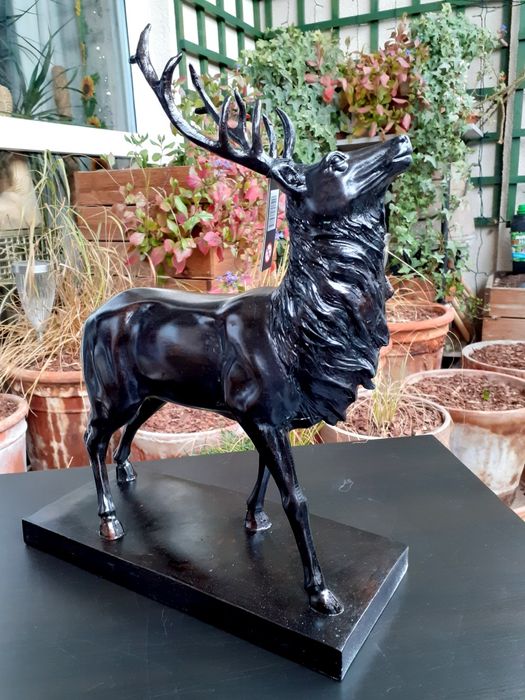 Elegancką figurka jelenia na podstawce marki J-Line