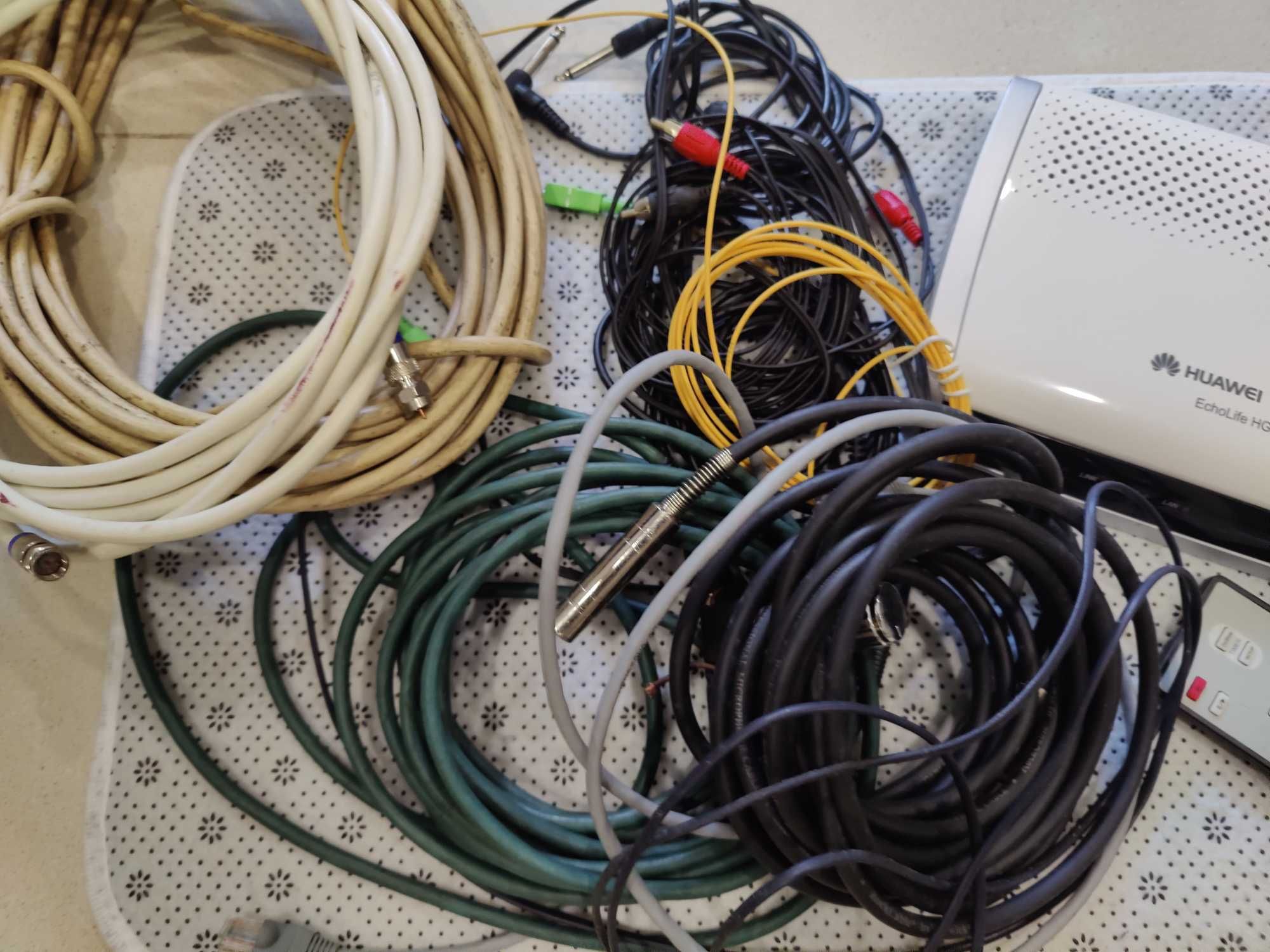 Lote de cabos audio/video, router e comando