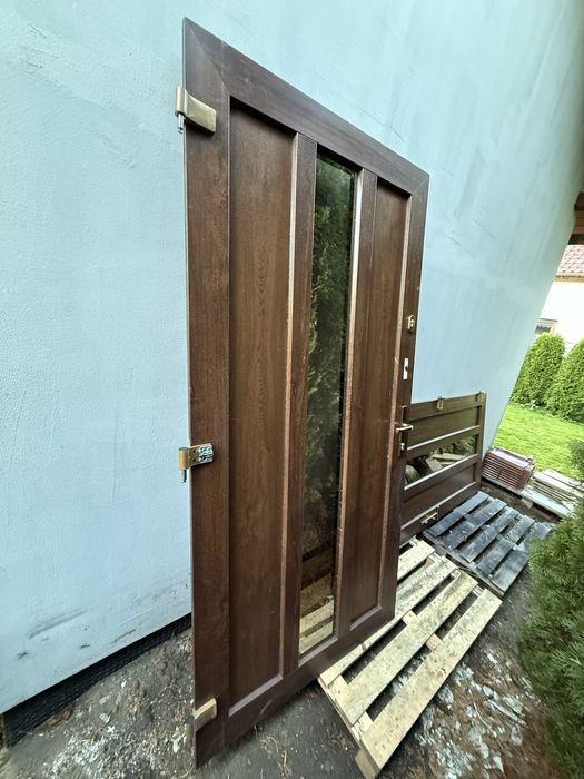 Drzwi zewnetrzne z oscieżnicami