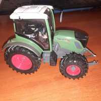 Модель трактора 1:32 Fendt