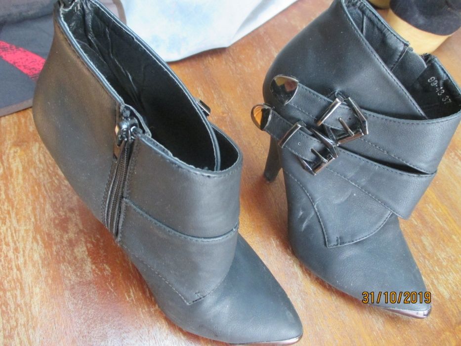 2 pares de sapatos de senhora