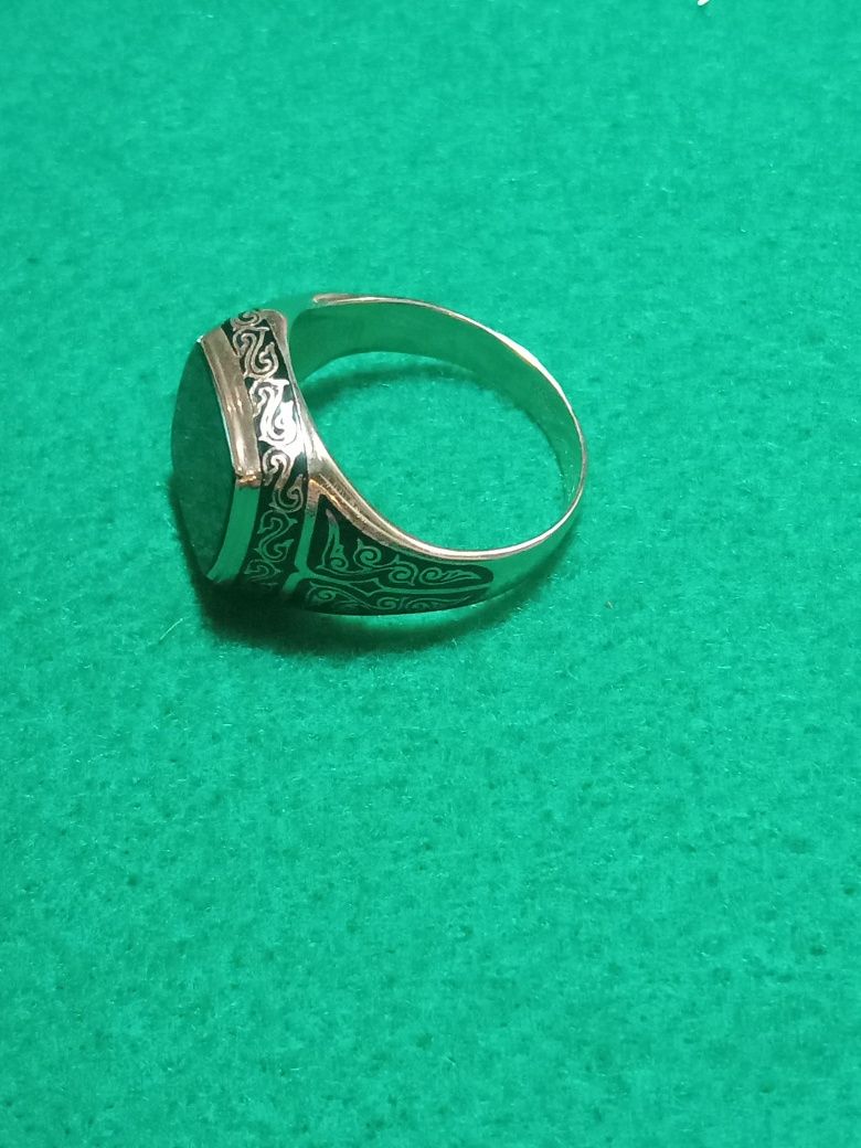 Перстень" Панцирь" золото 585, клеймо голова камень Оникс, эмаль
