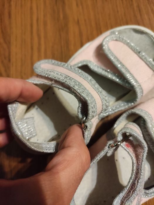 Sandałki dziewczęce r. 23