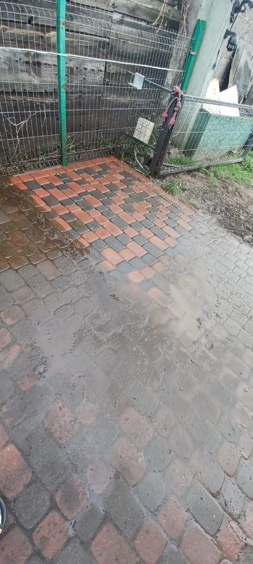 Czyszczenie kostki brukowej, betonowych ogrodzeń