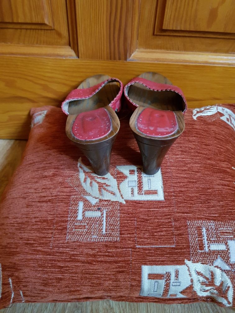 Czerwone buty klapki drewniaki
