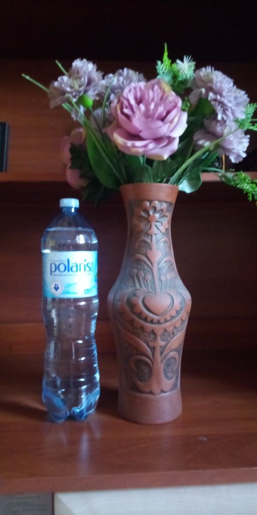 Wazon gliniany wys.36cm, śr. otworu 9cm + sztuczne kwiaty