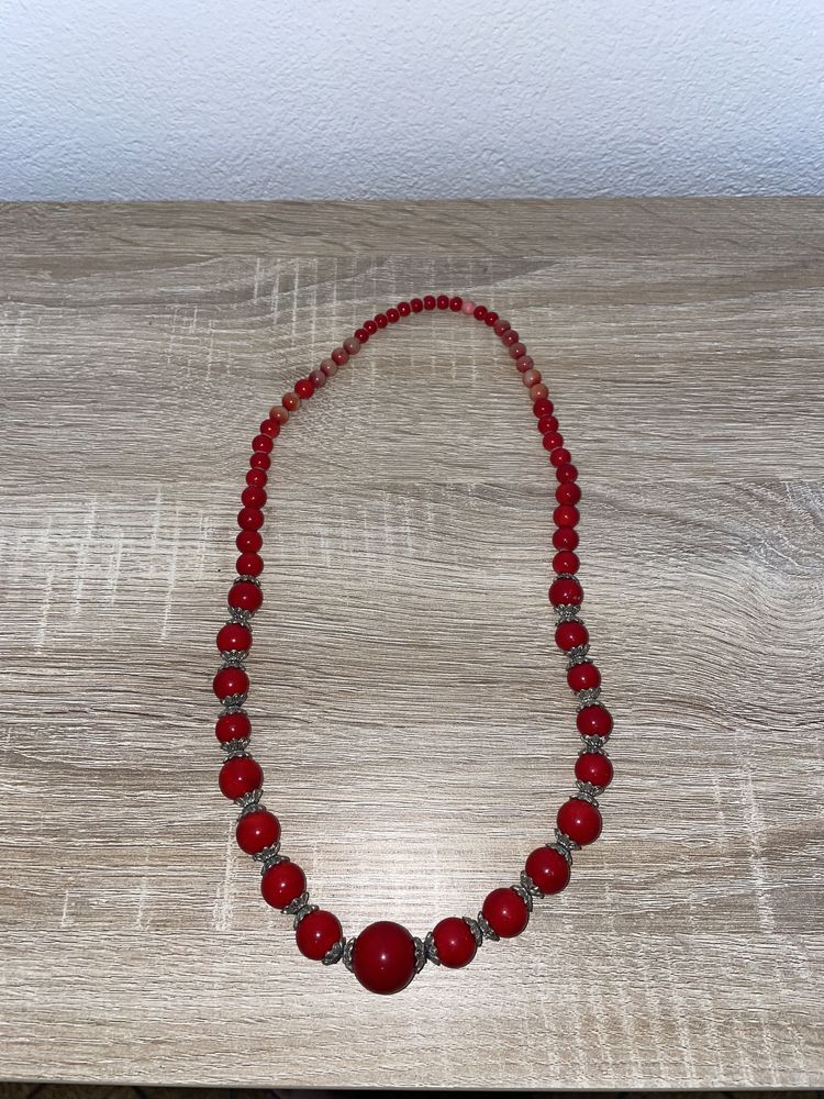 Colar de coral vermelho raiz
