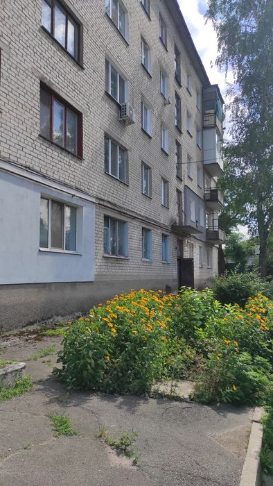 Продам 4 комн квартиру возле центра ентра