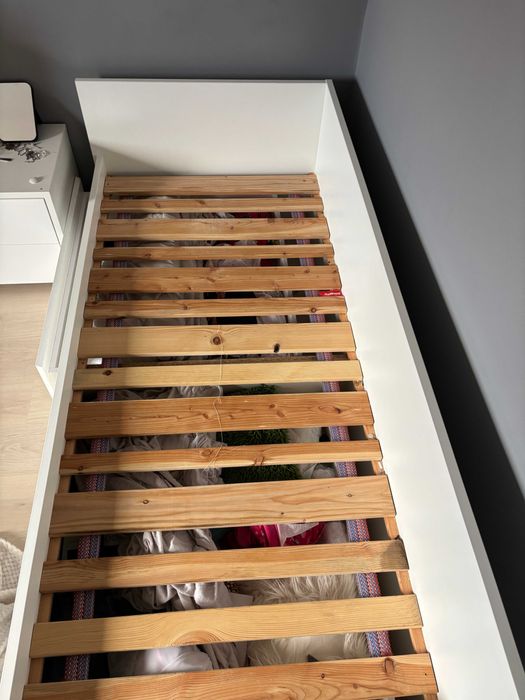 zestaw mebli (łóżko, biurko, szafa, półki oraz szuflady na ciuchy)