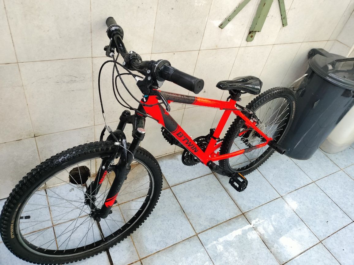 Bike b.twin aro 24 com pezinhos