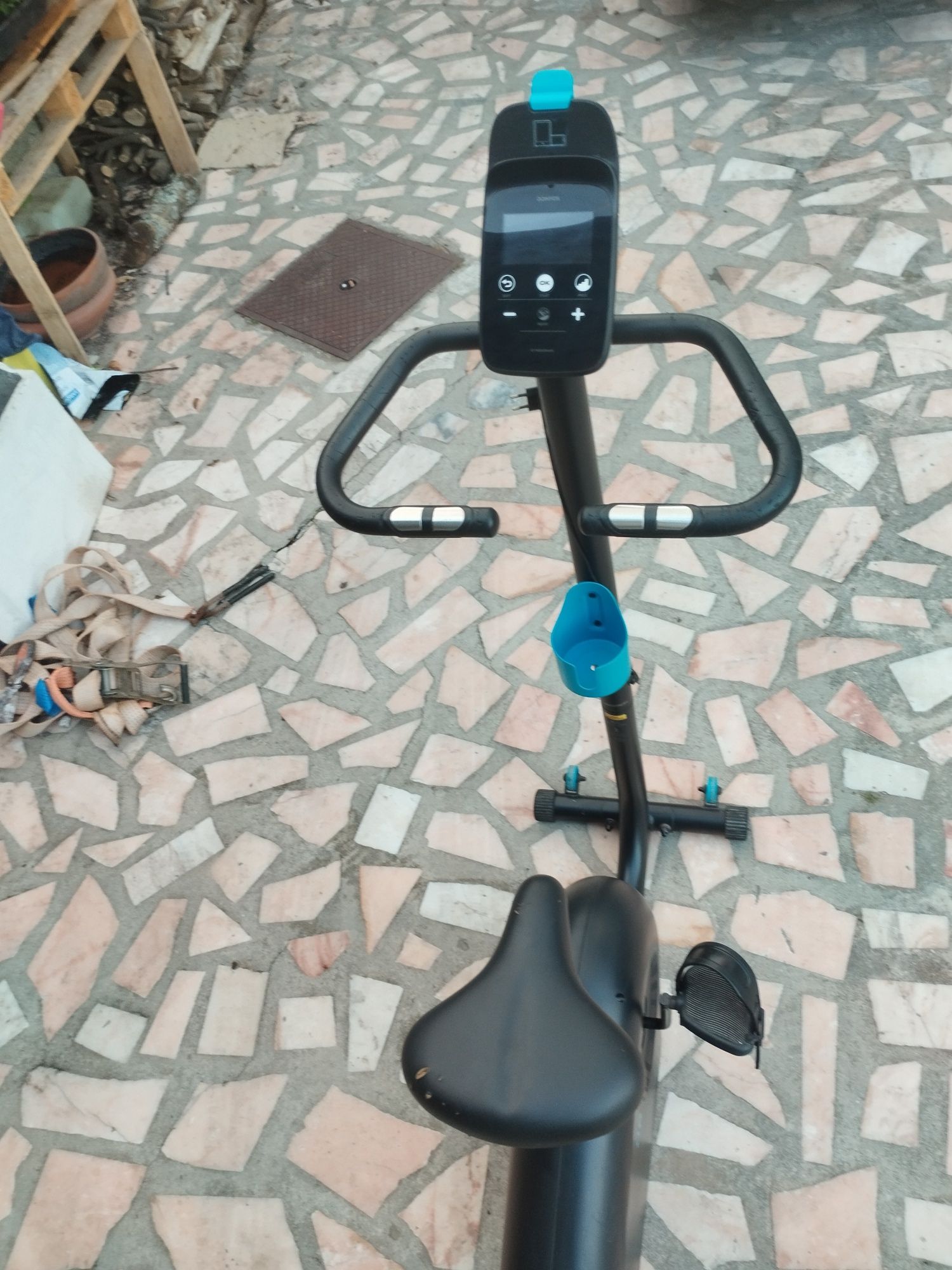 Bicicleta Estática Conectada e com Resistência Motorizada EB140 B