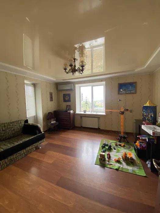 Продається 1/2 частки власності  у квартирі-студії на березі Дніпра