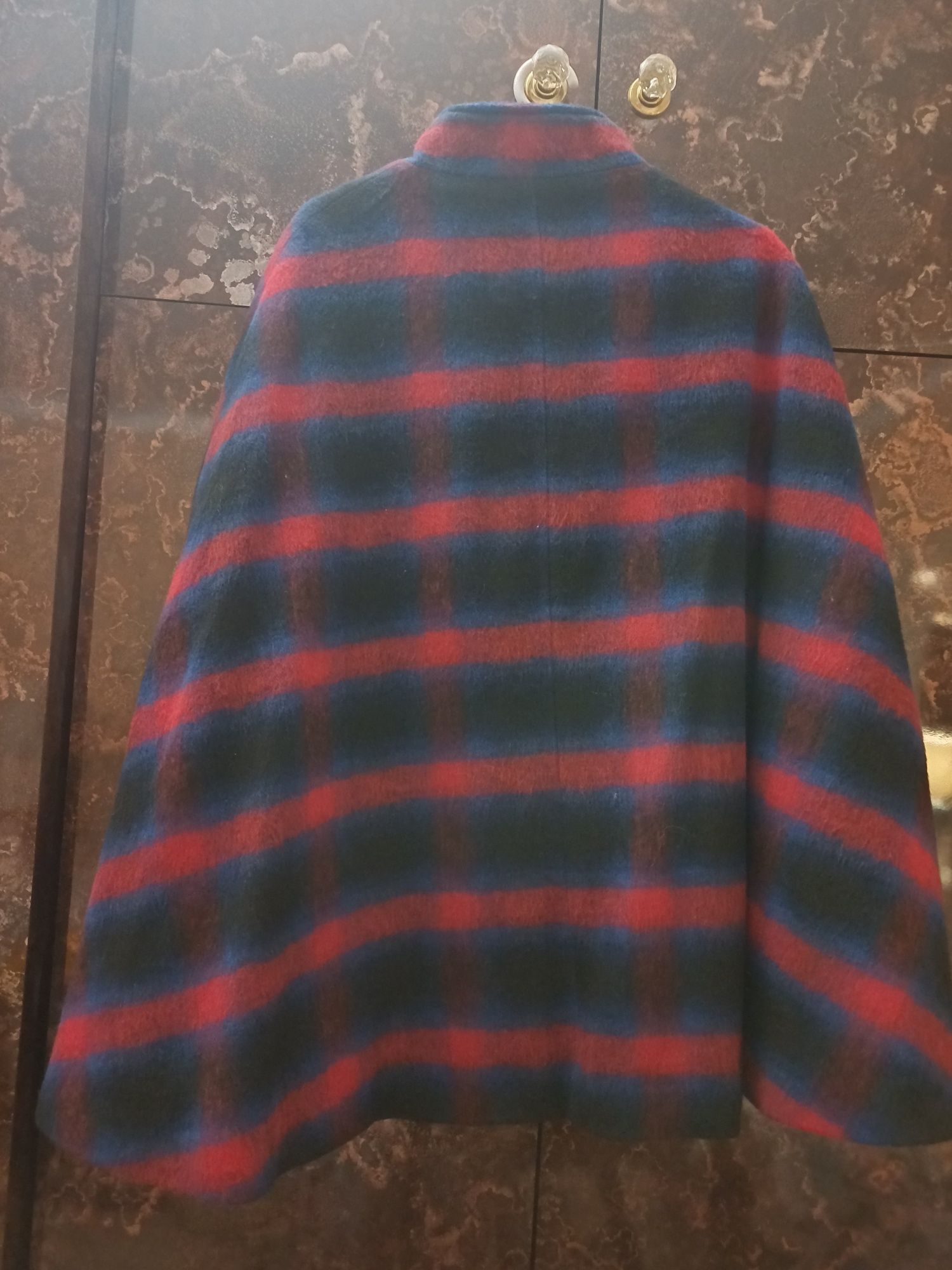 Capa em tons de azul escuro e vermelho