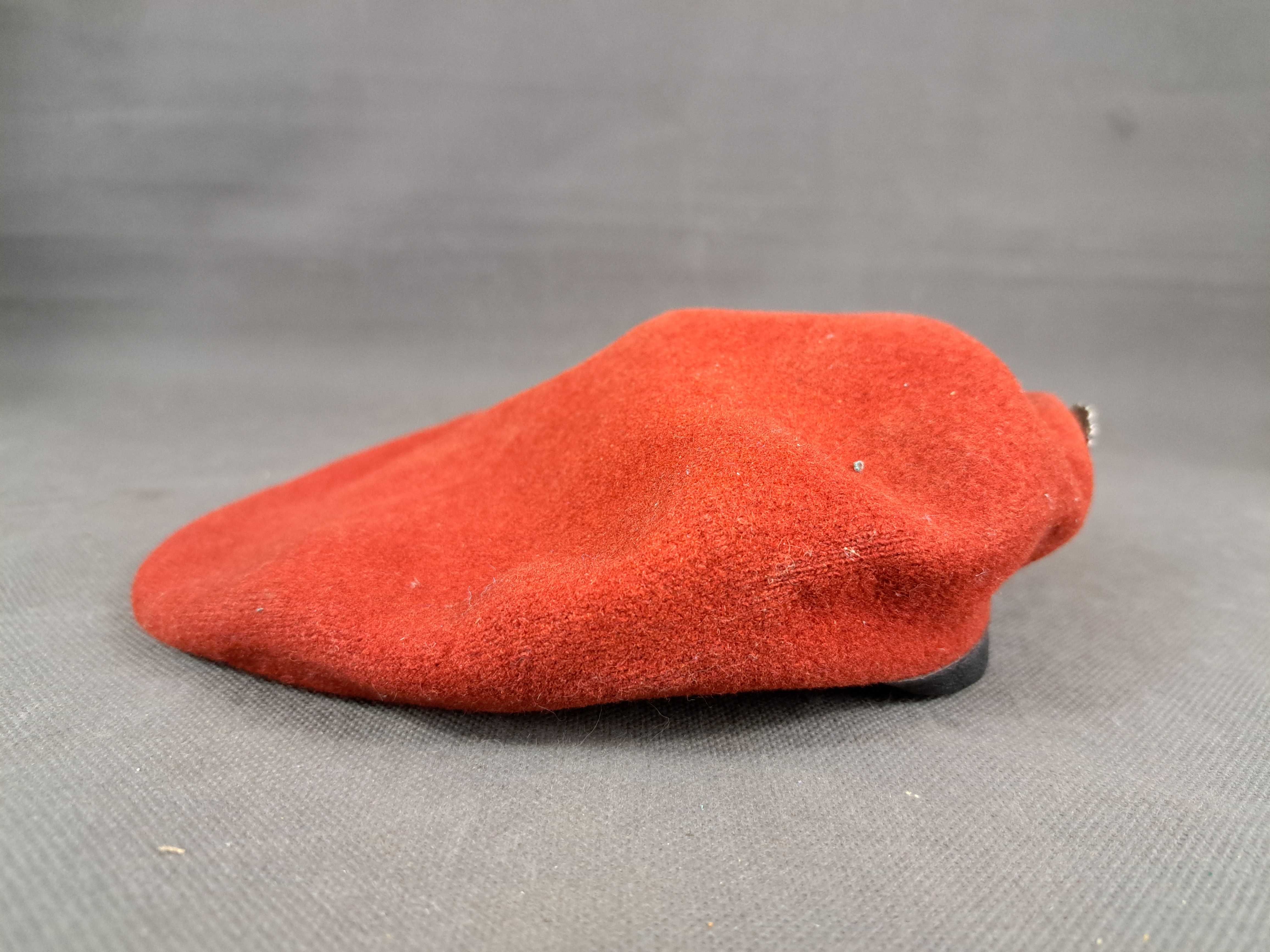 Wojskowy beret niemiecki, czerwony rozm. 59