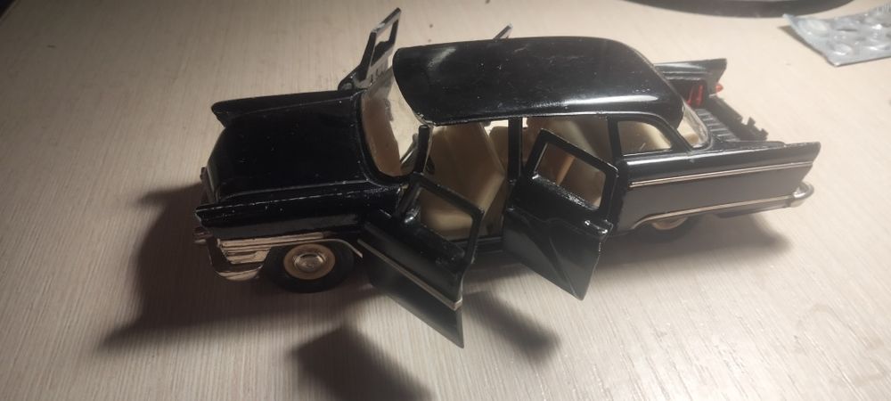 Колекційна машинка чайка