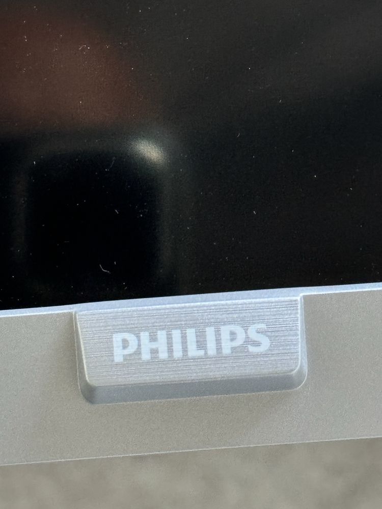 Televisao Phillips branca nova