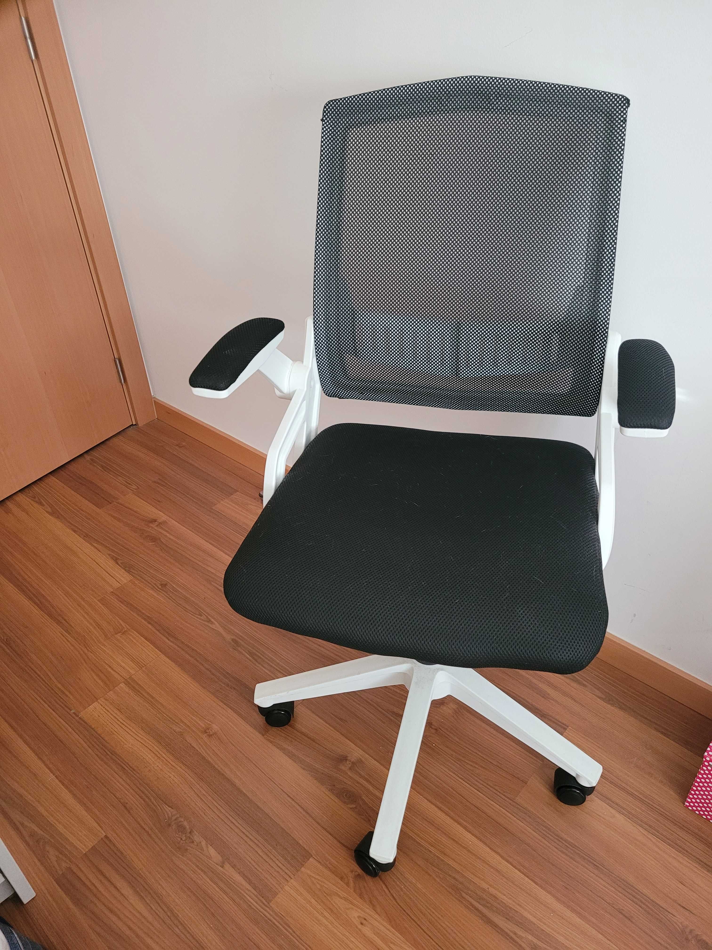 Cadeira de escritório em bom estado