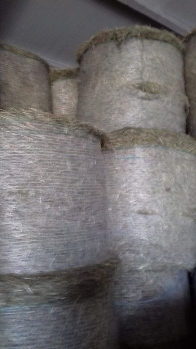 Rolos de feno de diversas sementes