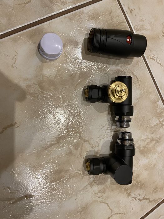 Zawór termostatyczny luxrad osiowy lewy czarny