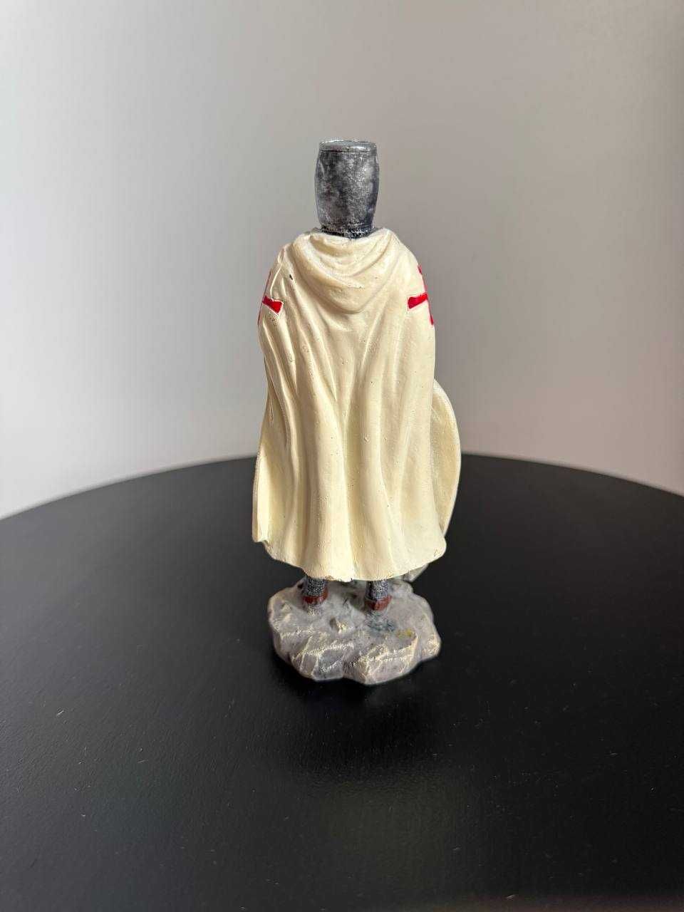 Figurka rycerza templariusza z kamienia